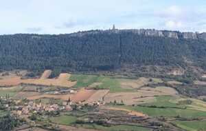 Village de Fontaneilles et le puech de Fontaneilles au loin